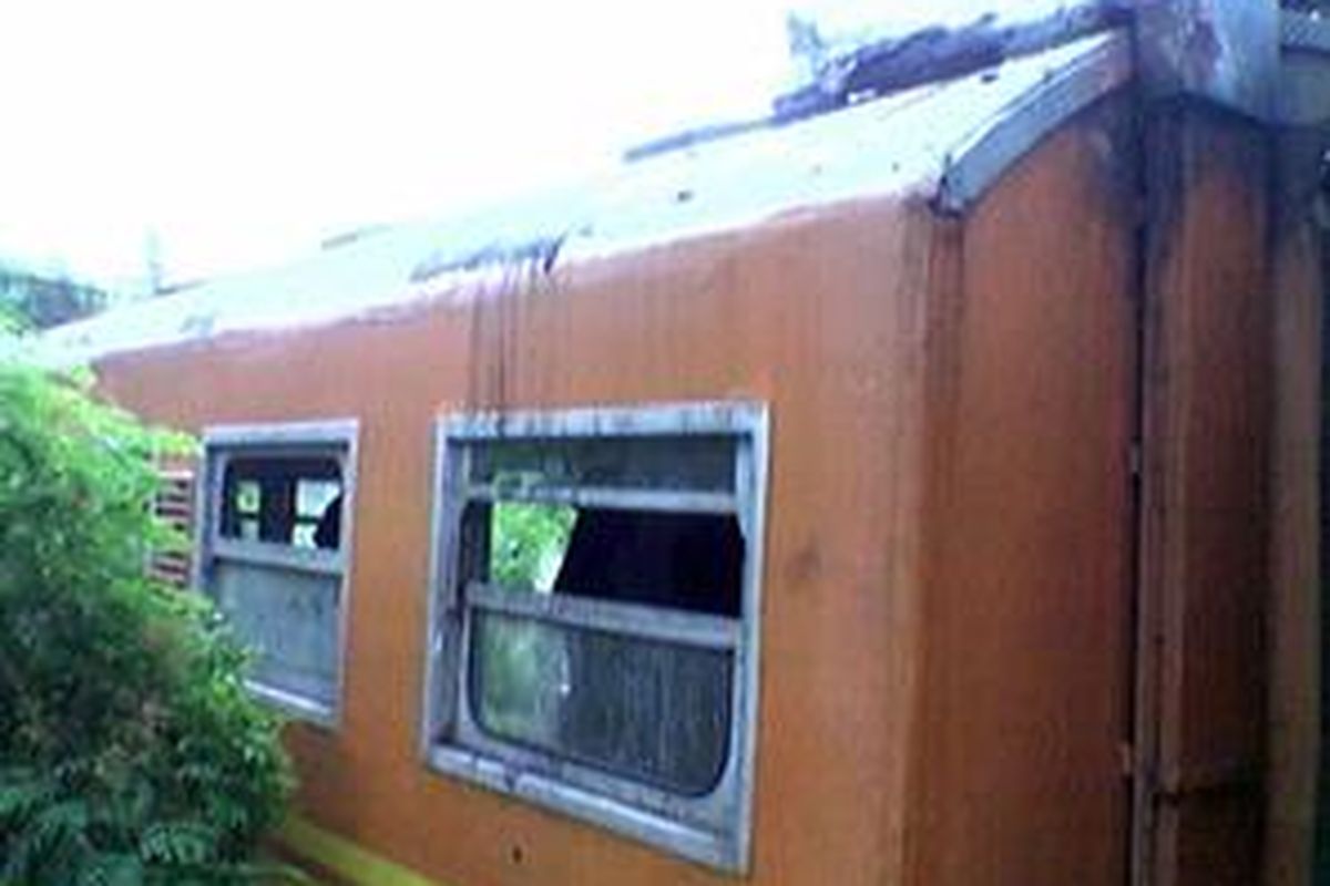 Kondisi gerbong kereta api jurusan Serpong-Tanah Abang yang terbakar, rabu (8/10) beberapa saat setelah bertolak dari Stasiun Palmerah.