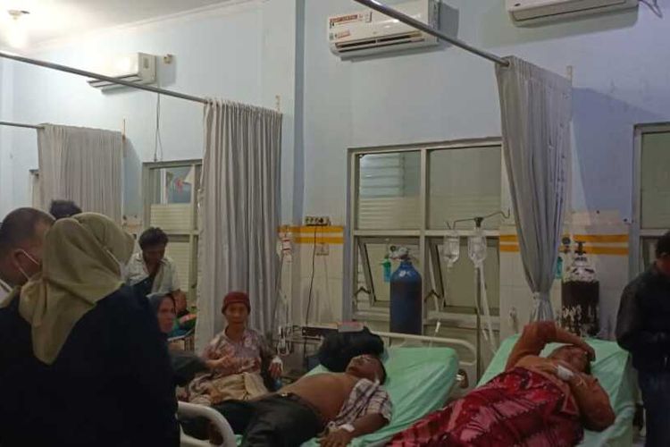 Kapolres Mandailing Natal AKBP Arie Paloh bersama Bupati Jakfar Sukhairi saat melihat kondisi puluhan warga yang dirawat di rumah sakit setempat, Kamis (22/2/2024) malam. Sedikitnya, 101 orang warga Desa Sibanggor Julu dan Sibanggor Tonga, Kecamatan Puncak Sorik Marapi mengalami keracunan akibat menghirup bau busuk dari lokasi proyek geotermal PT SMGP di Mandailing Natal.