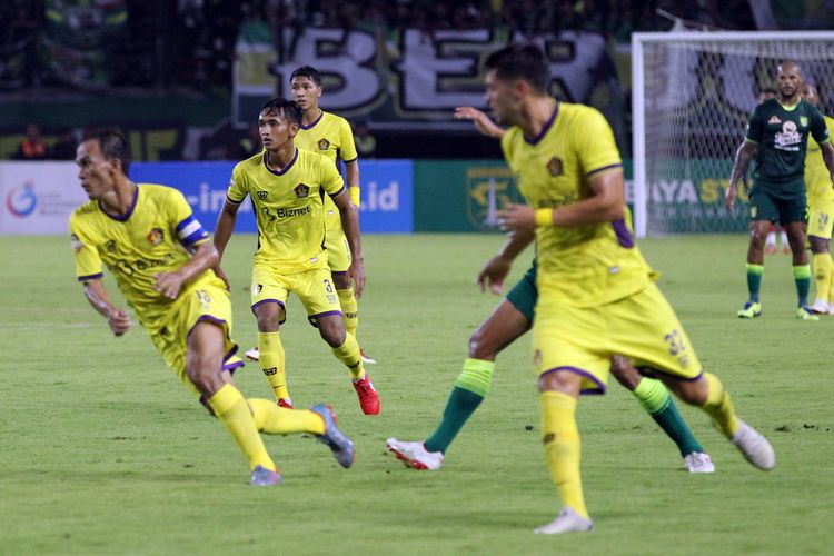 Pemain Persik Kediri Dany Saputra saat melawan Persebaya Surabaya pada pekan pertama Liga 1 2020 yang berakhir dengan skor 1-1 di Stadion Gelora Bung Tomo Surabaya, Jawa Timur, Sabtu (29/02/2020) malam. 