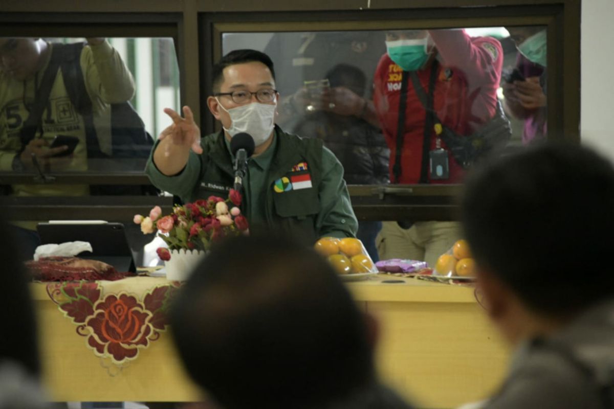 Gubernur Jawa Barat Ridwan Kamil saat meninjau Stadion Patriot Chandrabhaga, Kota Bekasi yang kemungkinan dijadikan lokasi tes massal bagi warga Kota Bekasi, Kabupaten Bekasi, dan Kabupaten Karawang, Minggu (22/3/2020).