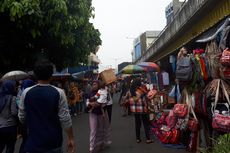 Pedagang Ini Nyaman Jualan di Pinggir Jalan Pasar Asemka, meski Dagangan Diserempet Mobil