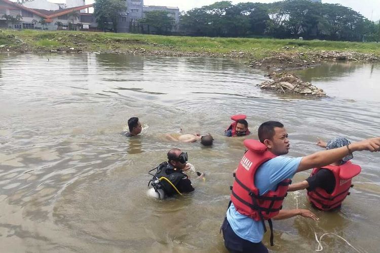 Tim Rescue Pemadam Kebakaran Kota Makassar mengevakuasi kedua jenazah anak korban tenggelam di kubangan bekas galian di Stadion Mattoanging, Makassar, Minggu (23/5/2021).