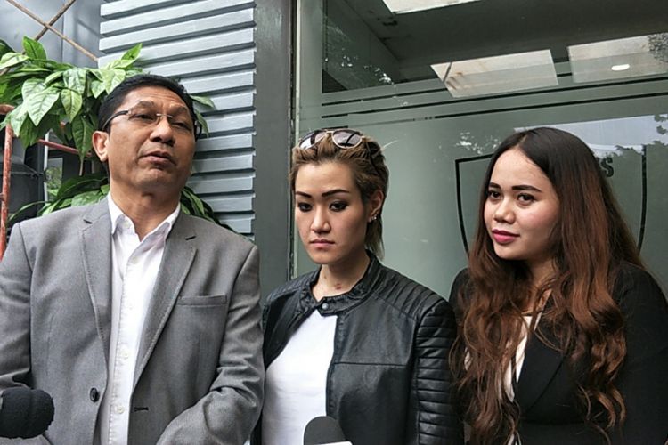 Melodya Vanesha usai menjalani pemeriksaan berkait laporannya terhadap Sheila Marcia di Polda Metro Jaya, Jakarta Selatan, Rabu (21/2/2018). 