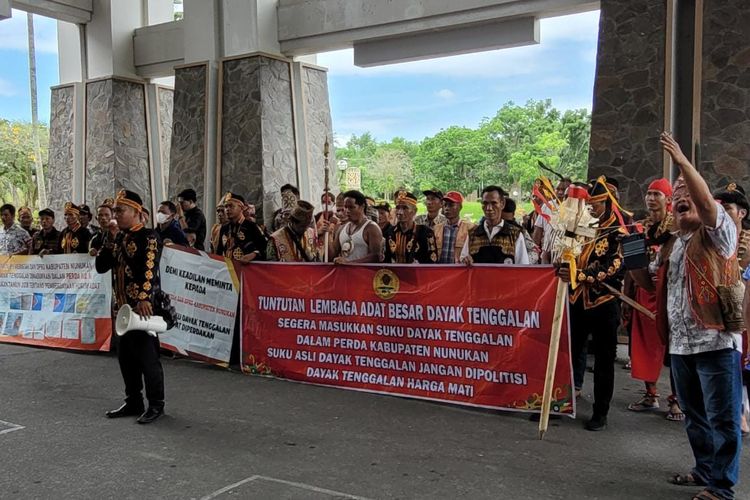 Aksi demo masyarakat adat Dayak Tenggalan ke DPRD Nunukan. Mereka menyeberangi sungai demi menuntut nama Tenggalan masuk dalam Perda Pemberdayaan Masyarakat Hukum Adat