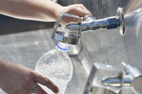 Bahaya Mengisi Ulang Air di Botol Plastik, Apa Alasannya?