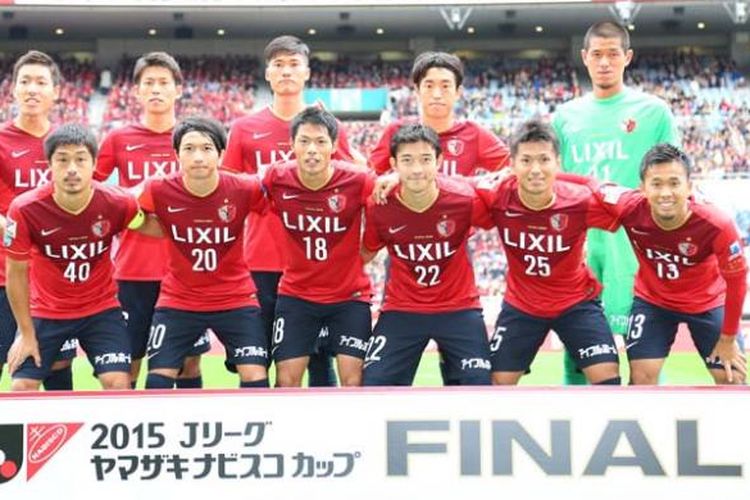 Para pemain Kashima Antlers berpose menjelang kick-off final J League Yamazaki Nobiscu Cup 2015 di Stadion Saitama 2002, Sabtu (31/10/2015). Dari kiri ke kanan (depan): Mitsuo Ogasawara, Gaku Shibasaki, Shuhei Akasaki, Daigo Nishi, Yasushi Endo, Atsutaka Nakamura; (belakang): Gen Shoji, Shuto Yamamoto, Mu Kanazaki, Hwang Seok Ho, Hitoshi Sogahata.