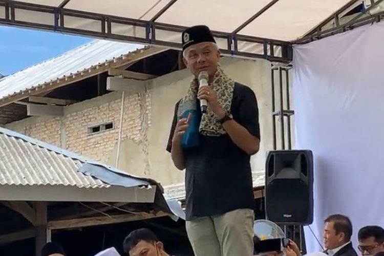 Calon presiden nomor urut 3 Ganjar Pranowo saat berkunjung ke Pondok Pesantren Roudlotussolihin, Lampung Selatan, Senin (22/1/2024).
