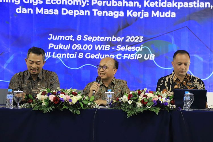 Kemenaker Anwar Sanusi dalam acara Ministerial Lecture 2023 mengimbau kaum muda untuk tingkatkan soft skill dan personal branding dalam dunia kerja.