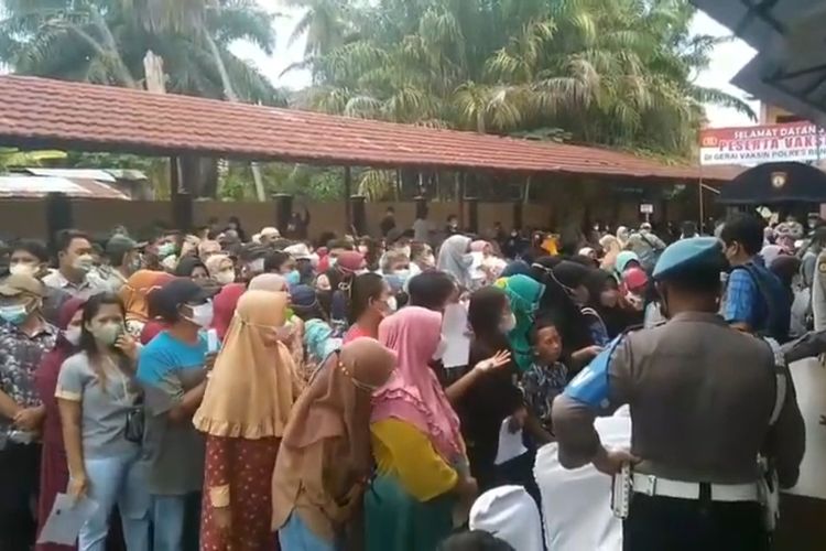 Warga ikuti vaksin berhadiah minyak goreng di Polres Bengkulu