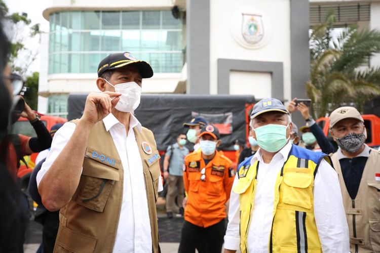 Kepala BNPB Doni Munardo (kiri) bersama Menteri PUPR Basuki Hadimuljono saat meninjau lokasi terdampak gempa di Mamuju, Sulawesi Barat, Minggu (17/1/2021).