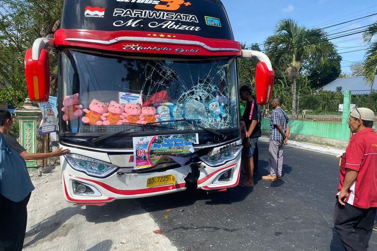 Bus menabrak pengendara sepeda motor di Jalan Baron, Wonosari, Gunungkidul. Sabtu (16/12/2023)