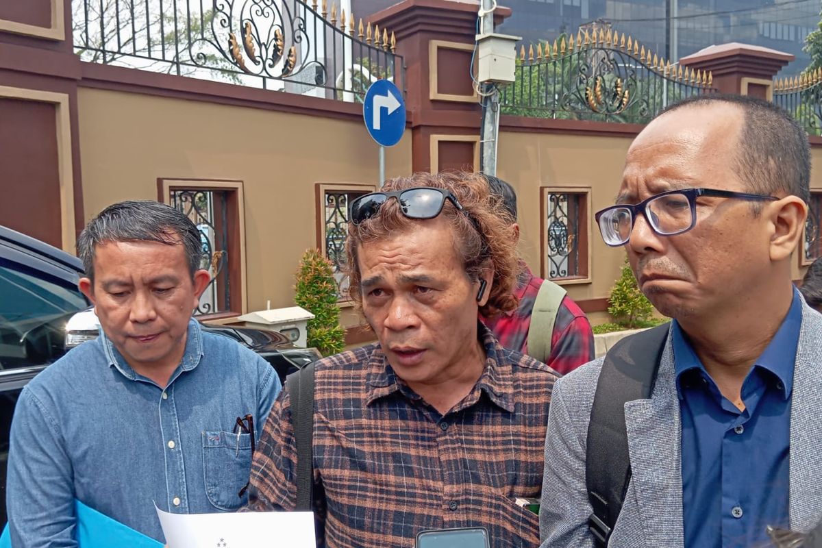 Ayah Kenzha, Eben Happy Walewengko (baju biru) ditemani kuasa hukumnya, Manotar Tampubolon saat ditemui di depan Gedung Propam Polri, Jakarta, Jumat Jumat (25/4/2025).