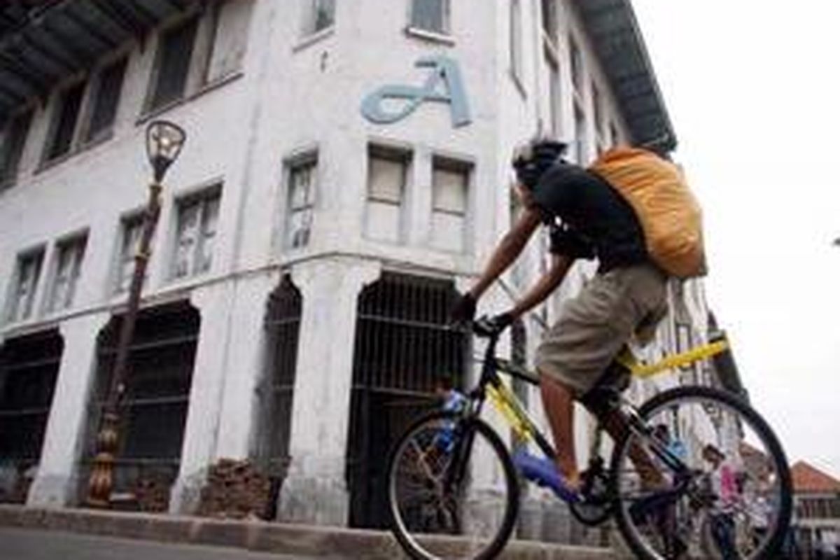Pengguna sepeda berkeliling menikmati kawasan Kota Tua, Jakarta, Minggu (14/12). Pemerintah Provinsi DKI Jakarta melaksanakan hari bebas kendaraan bermotor di kawasan ini untuk mengurangi polusi kendaraan bermotor. 