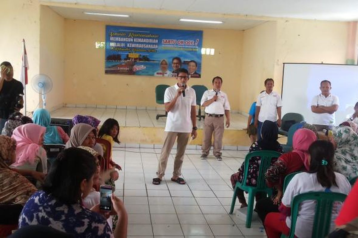 Calon wakil gubernur DKI Jakarta nomor pemilihan tiga Sandiaga Uno saat memaparkan program One Kecamatan One Center Enterpreneurship (OK-OCE) kepada warga Pulau Pramuka dalam kunjungannya ke lokasi tersebut pada Sabtu (21/1/2017). 