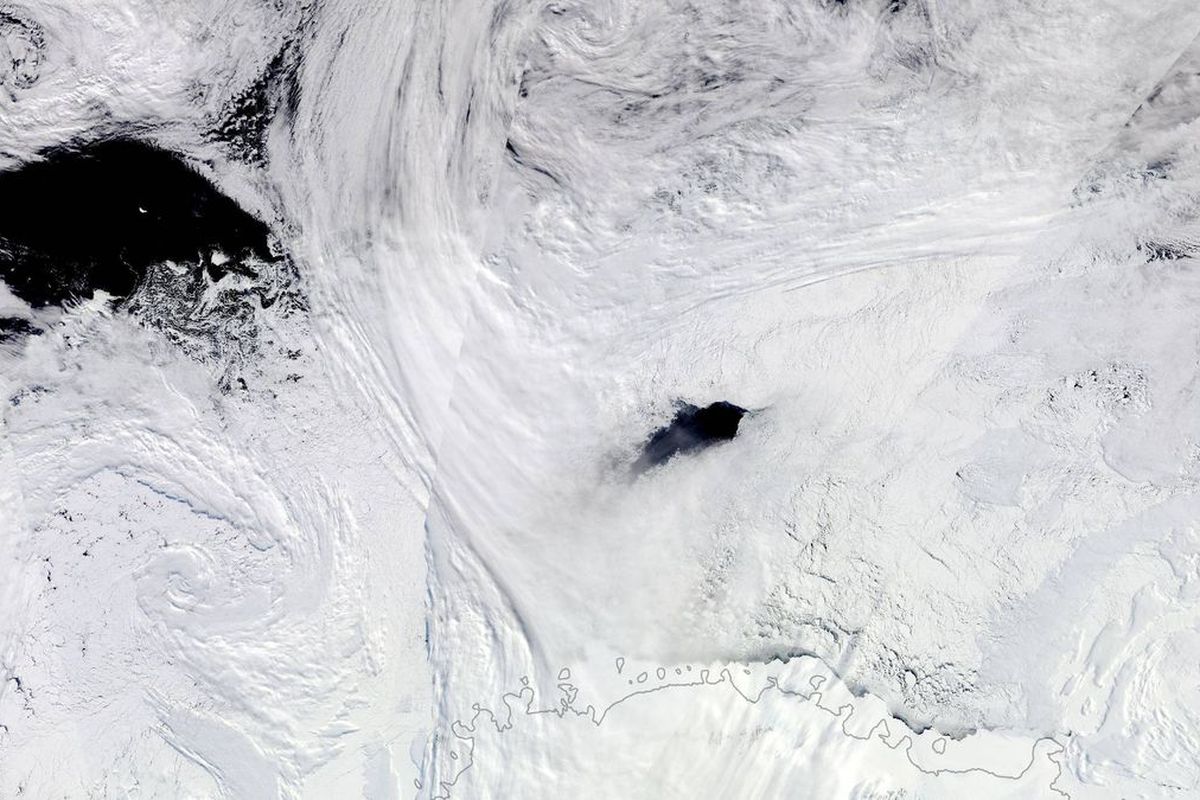 Maud Rise polynya, sebuah lubang di es laut Antartika yang pada tahun 2016 dan 2017 berkembang menjadi seukuran Swiss.