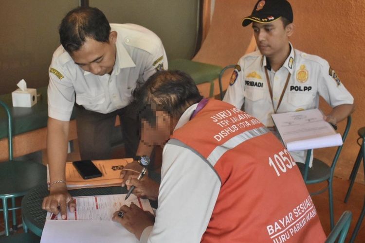 63 Lokasi Parkir di Surabaya Ditertibkan, Satu Disegel karena Tolak Pembayaran Digital