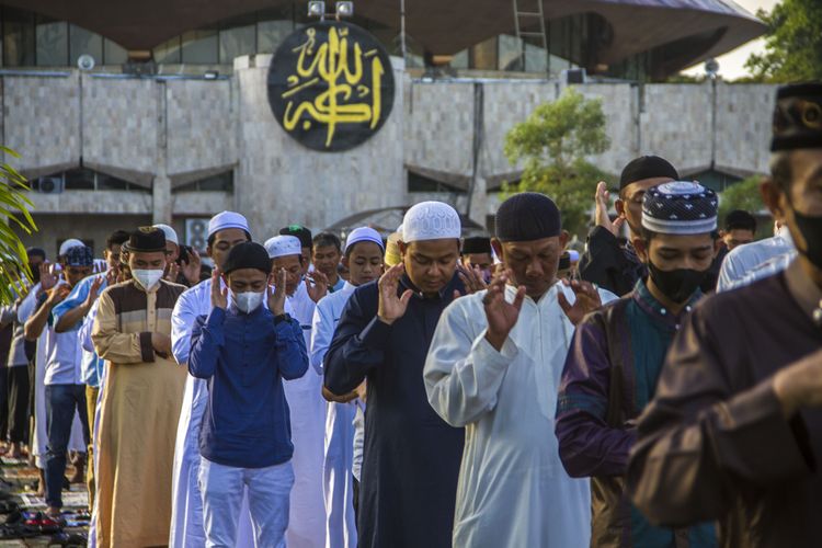 Ilustrasi umat islam menunaikan ibadah Shalat Idul Fitri. Simak lokasi Shalat Idul Fitri 1444 H di Kulon Progo, termasuk Wates dan sekitarnya yang diselenggarakan pada Jumat, 21 April 2023.