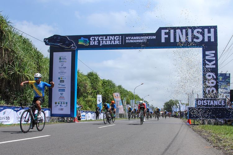 Para pebalap sepeda Cycling de Jabar 2023 finis pada Minggu (9/7/2023) setelah menyelesaikan rute 367,5 kilometer sepanjang jalur Selatan Jawa Barat dari Geopark Ciletuh sampai Paamprokan Pangandaran.