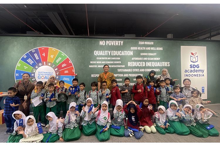 Anak-anak dan pendamping berfoto bersama dalam kegiatan edukatif SDG Academy Indonesia, menandai upaya menanamkan nilai pembangunan berkelanjutan sejak dini. 