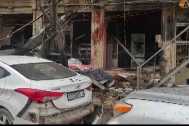 Potongan video yang dirilis Kantor Berita Hawar (ANHA) memperlihatkan mobil yang hancur dan bangunan rusak akibat serangan bom bunuh diri yang diklaim ISIS di Manbij, utara Suriah pada 16 Januari 2019.