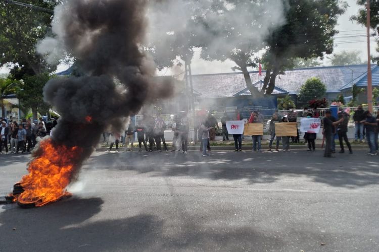 Mahasiswa saat menggelar aksi demo tolak kenaikan harga BBM 