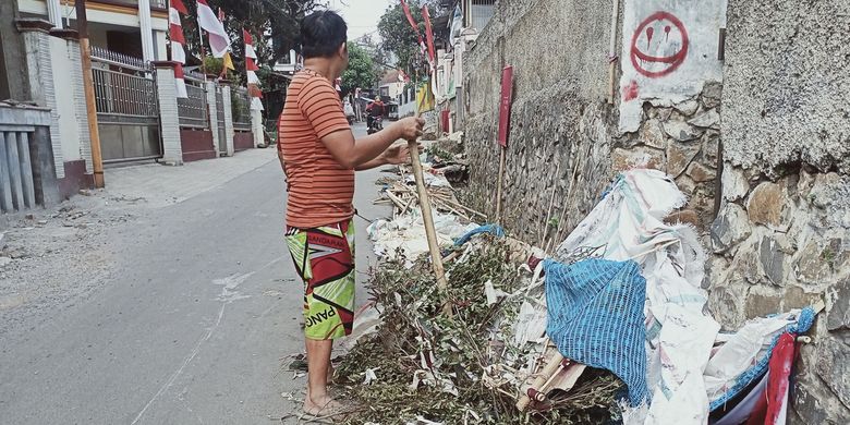 Warga Kampung Ciayunan, Desa Cicalengka Wetan, Kecamatan Cicalengka, Jawa Barat, saat tengah membersihkan sampah bekas karnaval arak-arakan saat peringatan HUT RI Ke-78