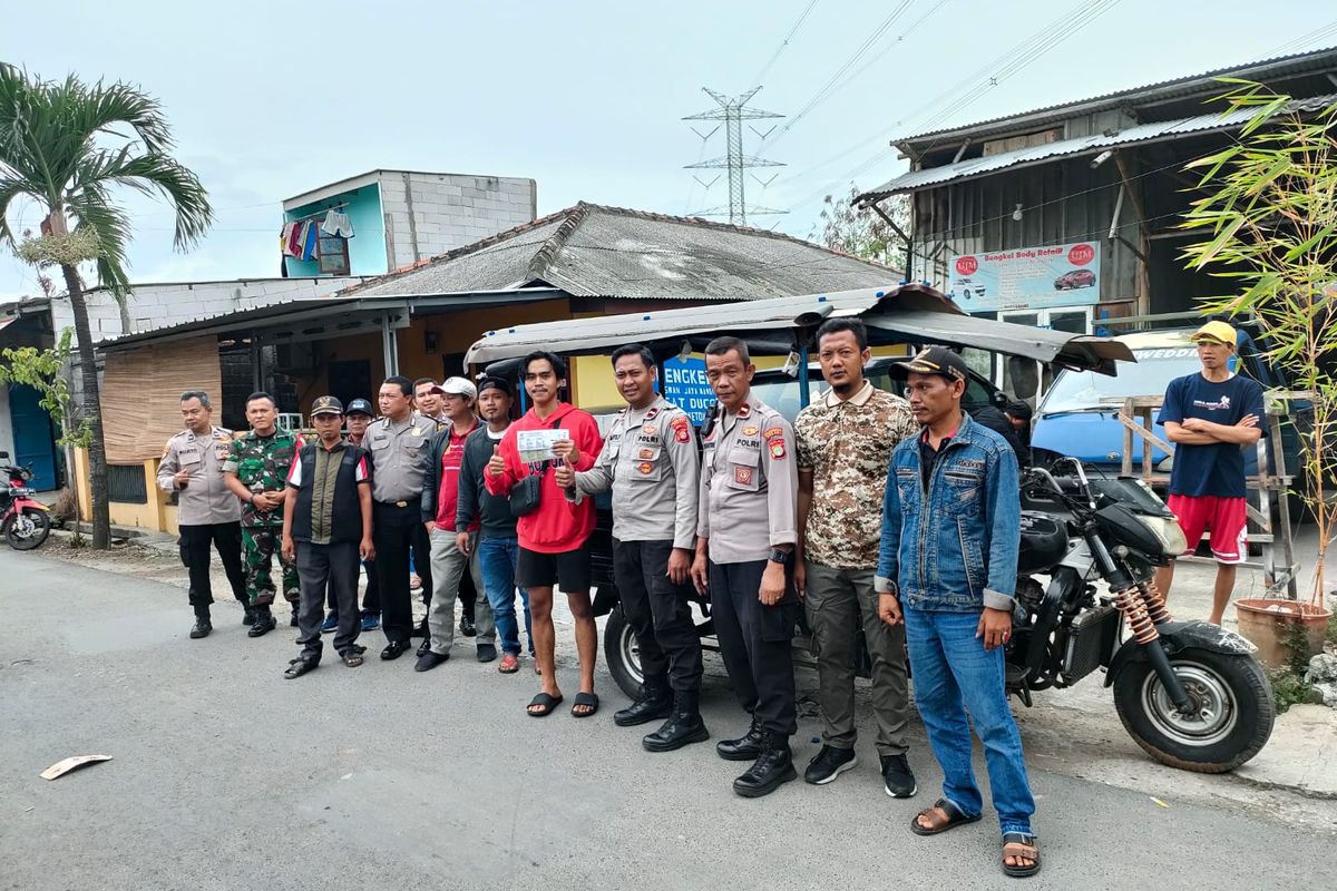 Pengembalian satu unit gerobak tahu bulat kepada korban Adha Aditia di wilayah Tambun Selatan, Kabupaten Bekasi, Selasa (18/1/2023) setelah sebelumnya sempat dicuri oleh dua orang terduga pelaku.