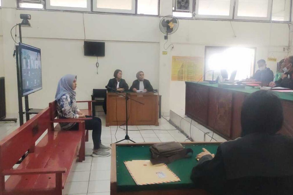 Briptu LA oknum polwan yang diduga sleingkuh saat menjalani sidang perdana di Pengadilan Negeri Palembang, Selasa (3/1/2023).