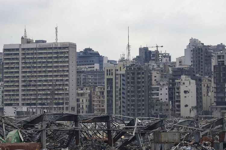 Sebuah foto yang diambil pada 26 Agustus 2020 menunjukkan kerusakan akibat ledakan dahsyat di pelabuhan Beirut. 