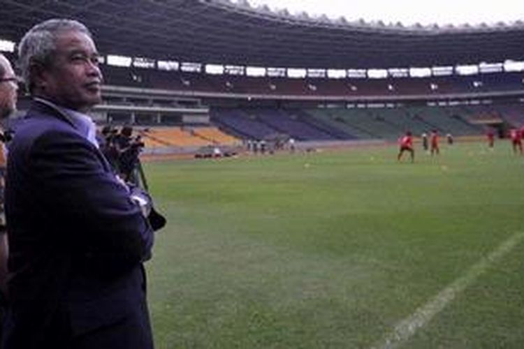 Ketua Umum PSSI, Djohar Arifin Husin (kedua dari kiri), menyaksikan latihan timnas Indonesia di Stadion Utama Gelora Bung Karno, Jakarta, Senin (25/7/2012).  