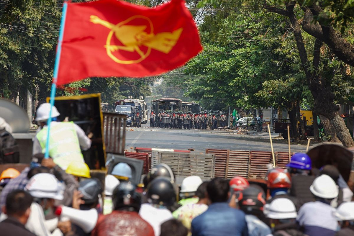 Demonstran berhadapan dengan polisi dalam kerusuhan yang terjadi di Mandalay, Myanmar, pada 3 Maret 2021.