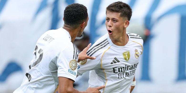 Arda Gueler dari Real Madrid C.F. merayakan bersama Trent Alexander-Arnold setelah mencetak gol kedua timnya pada laga Grup H Piala Dunia Antarklub FIFA 2025 antara Real Madrid CF dan CF Pachuca di Stadion Bank of America pada 22 Juni 2025 di Charlotte, North Carolina.