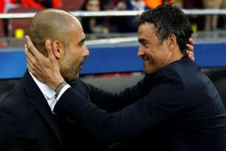 Luis Enrique dan Josep Guardiola saling menyapa ketika Barcelona dan Bayern Muenchen bertanding pada semifinal Liga Champions di Stadion Camp Nou, 6 Mei 2015.