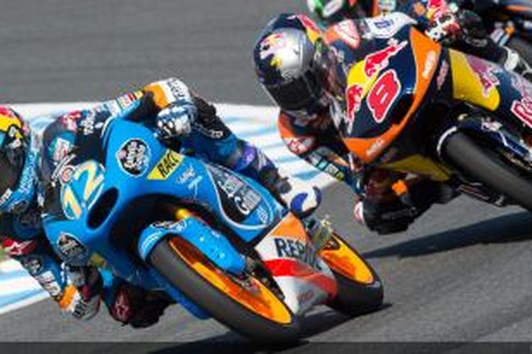 Pebalap Estrella Galicia asal Spanyol, Alex Marquez (depan), bersaing dengan pebalap KTM Ajo asal Australia, Jack Miller, pada balapan GP Jepang di Sirkuit Motegi, Minggu (12/10/2014).