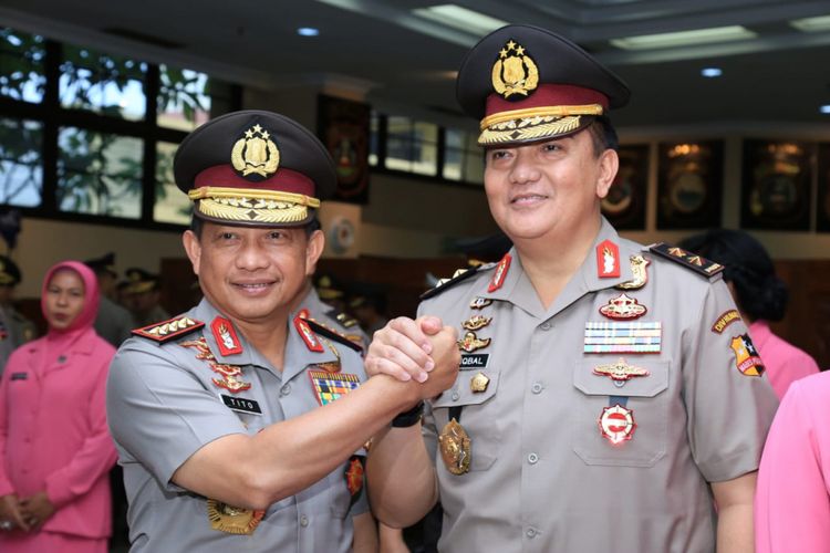 Kepala Divisi Humas Polri Irjen Muhammad Iqbal berjabat tangan dengan Kapolri Jenderal (Pol) Tito Karnavian usai kenaikan pangkat dari Bintang Satu (Brigjen) menjadi bintang dua (Irjen) di Gedung Rupatama, Mabes Polri, Jakarta Selatan, Kamis (27/12/2018).