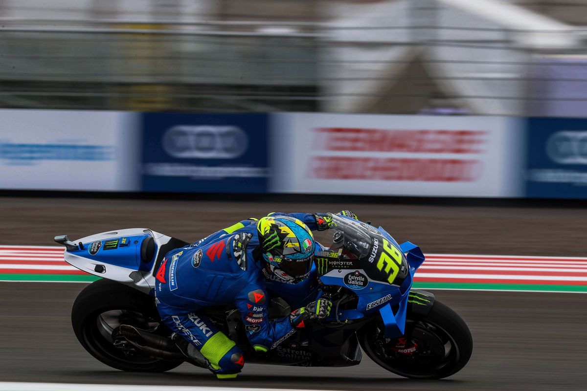 Pebalap Suzuki Ecstar, Joan Mir memacu sepeda motornya saat sesi latihan bebas 1 MotoGP seri Pertamina Grand Prix of Indonesia 2022 di Pertamina Mandalika International Street Circuit, Lombok Tengah, NTB, Jumat (18/3/2022). Quartararo dan Morbidelli menempati posisi dua teratas dalam hasil gabungan latihan bebas alias free practice (FP) 1 dan 2 MotoGP Mandalika.