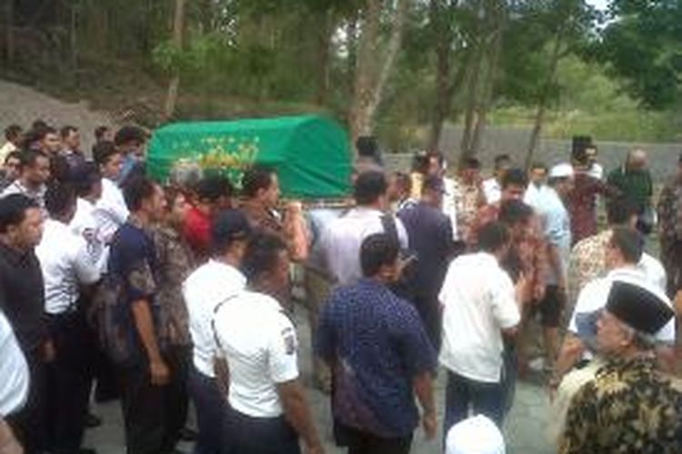 
Keluarga beserta ratusan pelayat menghantarkan jenasah Rasyid Baswaden ke peristirahatan terakhirnya di pemakaman Universitas Islam Indonesia (UII) alan Kaliurang Km 13 Sleman Yogyakarta 

