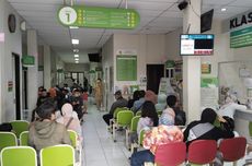 Warga Bawa Jenazah Pakai Tandu Lintasi Banjir di Pasaman Barat