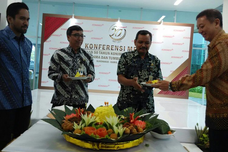Direktur PT Konimex, Rachmadi Joesoef, memotong tumpeng menyambut ulang tahun ke 50 perusahaan yang dipimpinnya, Kamis (23/3/2017)