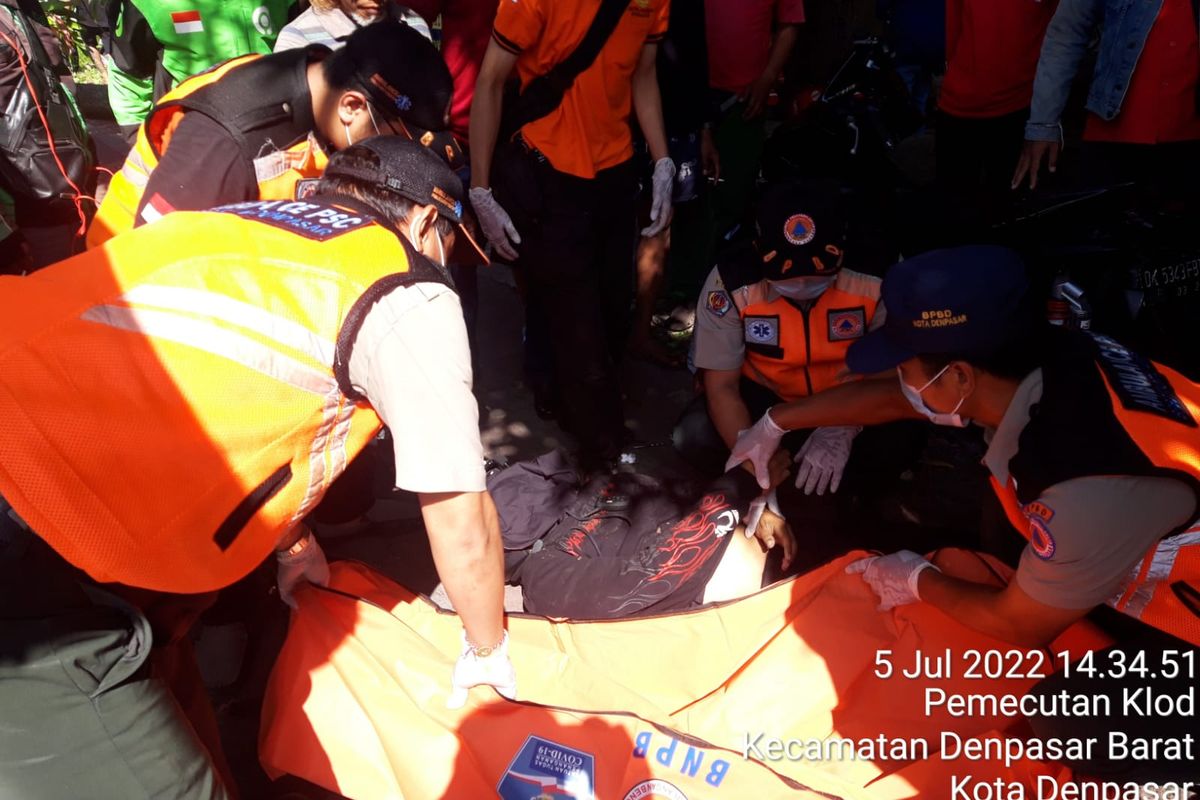 Petugas BPBD Kota Denpasar saat mengevakuasi jenasah korban yang meninggal akibat pohon tumbang di Jalan Gunung Soputan, kota Denpasar, Bali, Selasa (5/7/2022). /Dok.Humas Polresta Denpasar