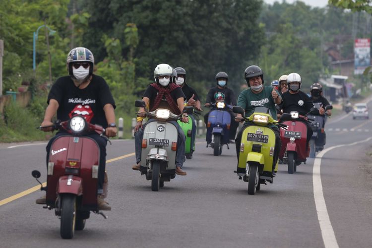 Bupati Blora Arief Rohman bersama Komunitas Pecinta Vespa Blora keliling Kota Blora menggunakan vespa, Minggu (28/11/2021). Kegiatan ini untuk memperkenalkan potensi Kota Blora.