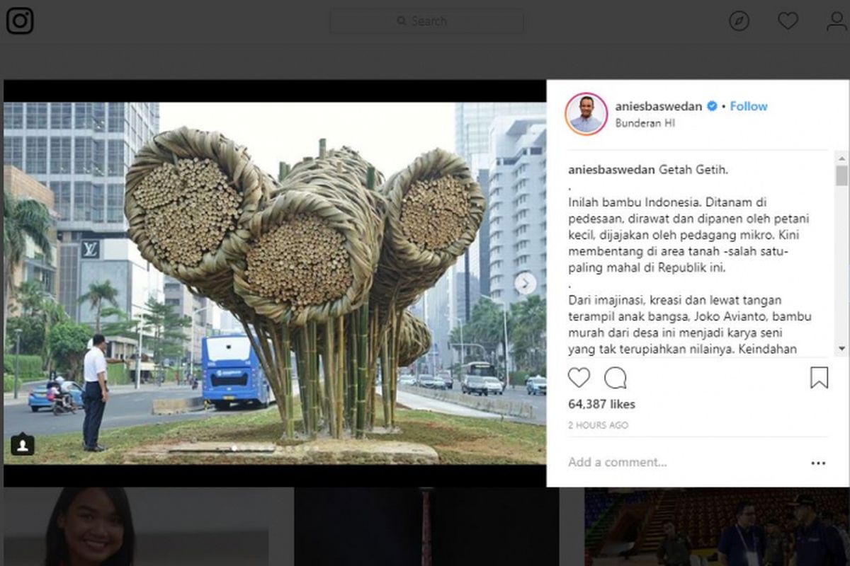 Foto instalasi seni yang terbuat dari bambu di Bundaran Hotel Indonesia.