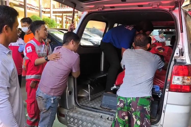 Isak tangis mengiringi pengantaran tujuh jenazah korban kebakaran toko bingkai Saudara Frame ke RS Polri Kramatjati, Jakarta Timur, Jumat (19/4/2024).