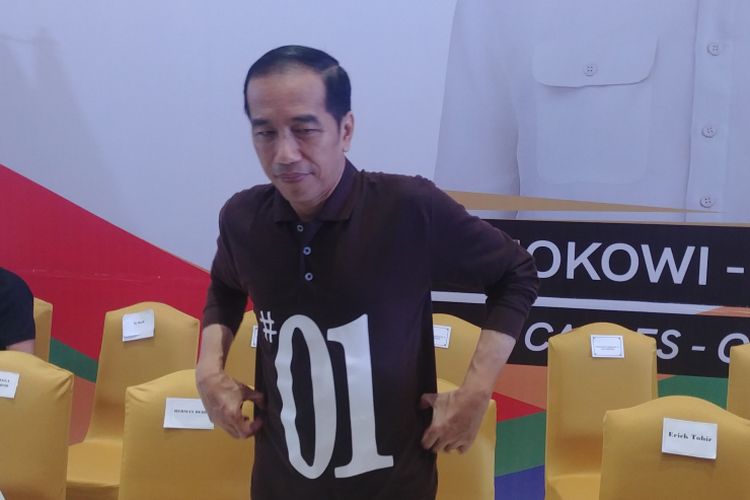 Calon presiden nomor urut 01 Joko Widodo melantik jajaran pengurus Tim Kampanye Daerah (TKD) Jokowi-Maruf Sumsel, di The Sultan Conventional Center, Palembang, Minggu (25/11/2018). 