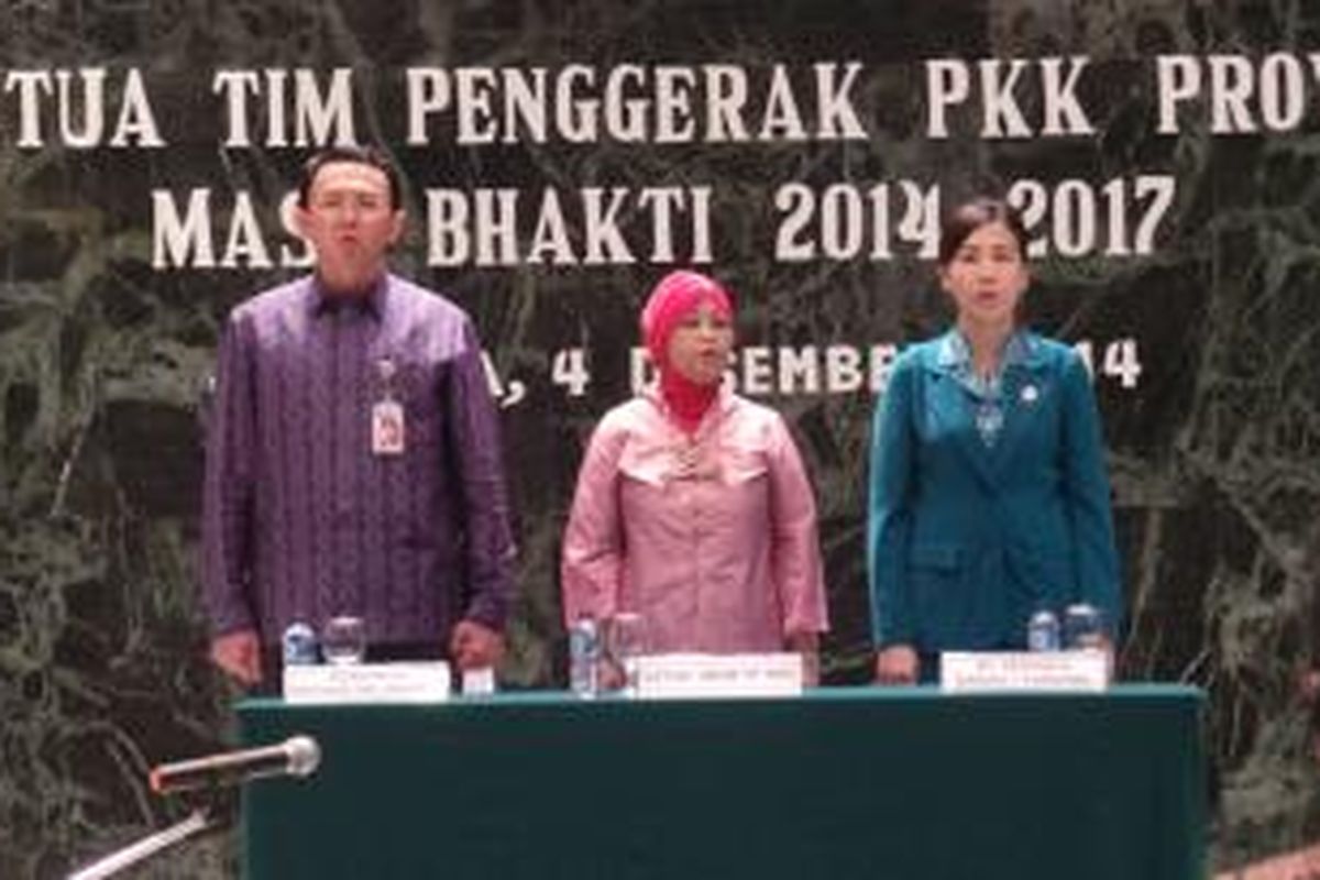 (Kiri ke kanan) Gubernur DKI Jakarta Basuki Tjahaja Purnama, Ketua Umum Tim Penggerak PKK Erni Guntarti Tjahjo Kumolo, Ketua Tim Penggerak PKK DKI 2014-2017 yang juga istri Basuki, Veronica Tan, di Balaikota, Kamis (4/12/2014).