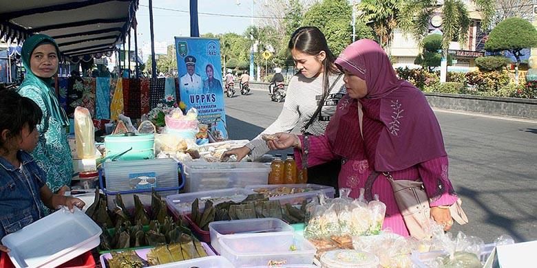 Ilustrasi: Pengunjung membeli makanan kecil yang dijajakan ibu-ibu pengurus Pembinaan Kesejahteraan Keluarga (PKK) di pasar Ramadhan di alun-alun Kota Madiun, Jawa Timur, beberapa waktu lalu. Ini merupakan salah satu sarana promosi produk usaha mikro, kecil, dan menengah.