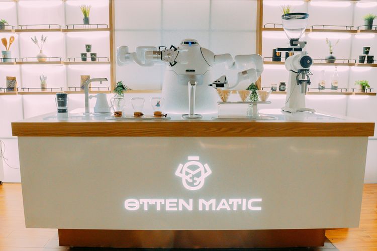 Robot barista Otten Matic dari Otten Coffee. 