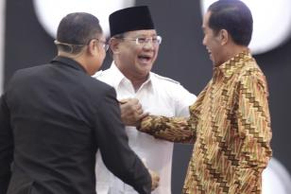 Calon Presiden nomor urut 1 Prabowo Subianto dan nomor urut 2 Joko Widodo bersalaman usai debat capres 2014 putaran ketiga, di Hotel Holiday Inn, Kemayoran, Jakarta, Minggu (22/6/2014). Debat capres kali ini mengangkat tema 'Politik Internasional dan Ketahanan Nasional'.  