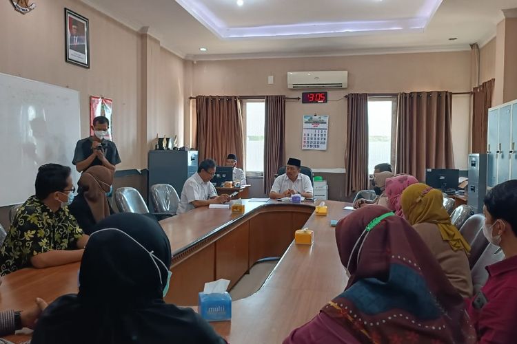 16 mantan tenaga kesehatan RSUD Lawang saat mengadu ke DPRD Kabupaten Malang, Rabu (29/6/2022).