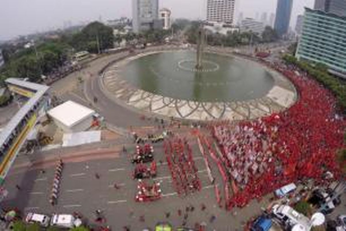 Ribuan buruh memeringati Hari Buruh Internasional di Bundaran Hotel Indonesia, Jakarta, Jumat (1/5/2015). Unjuk rasa dilanjutkan menuju Istana Merdeka untuk menyampaikan tuntutan kenaikan gaji dan penghapusan sistem kontrak.